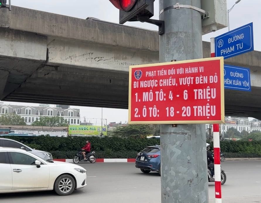 Thông báo về mức xử phạt theo quy định mới được treo ngay tại nút giao