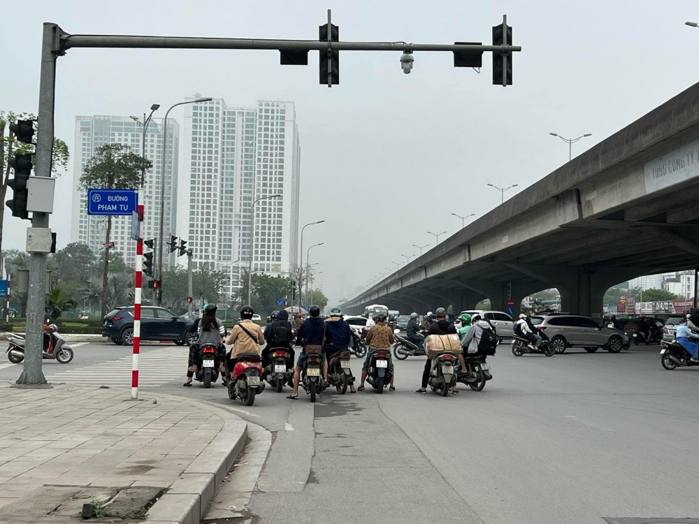 Các chủ phương tiện dừng chờ ngược chiều ngay tại nút giao