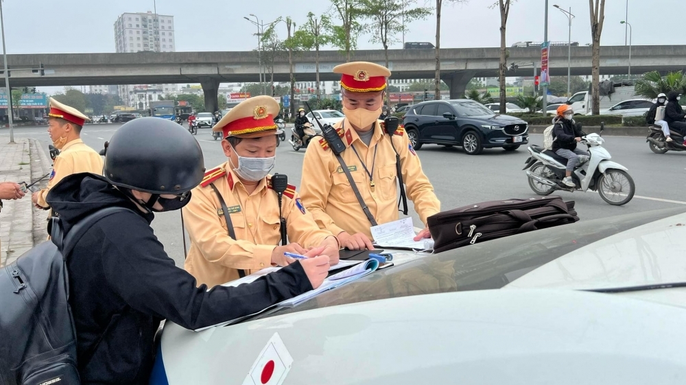 Xử lý xe máy đi ngược chiều tại nút giao Nghiêm Xuân Yêm - Phạm Tu