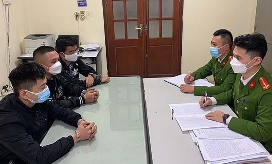 Nhóm lừa đảo qua Zalo bị Công an quận Đống Đa bắt giữ, xử lý. Ảnh: Bảo Hân