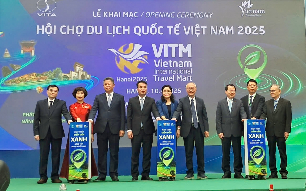 Các đại biểu nhấn nút khai mạc