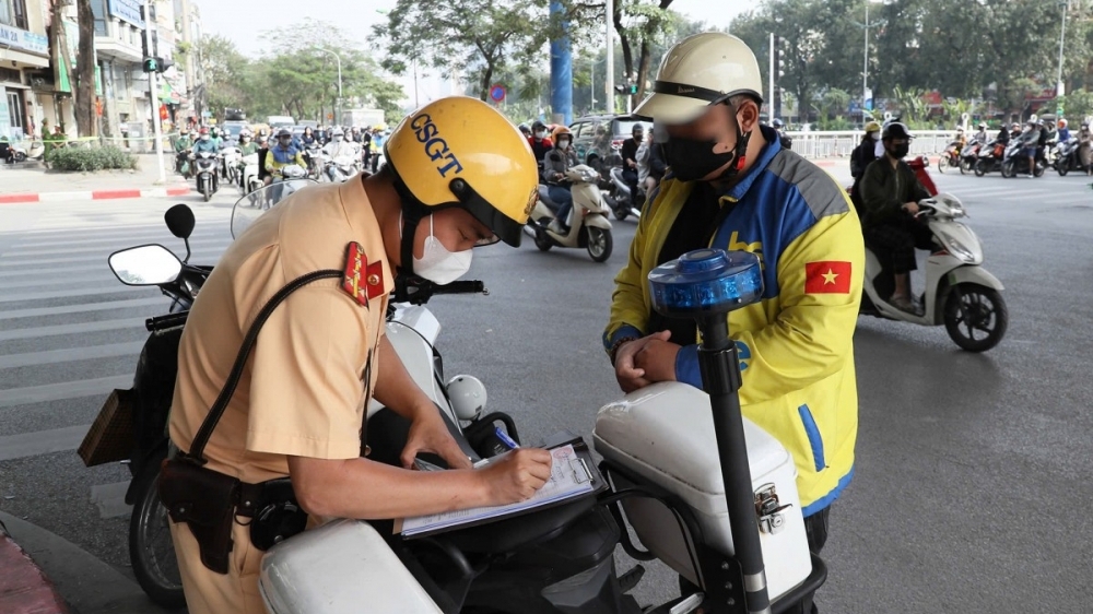 CSGT Hà Nội chặn tài xế xe ôm công nghệ “nhờn luật”