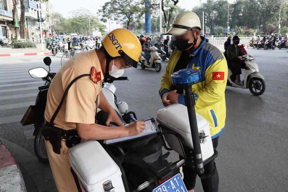 CSGT Hà Nội chặn tài xế xe ôm công nghệ “nhờn luật”