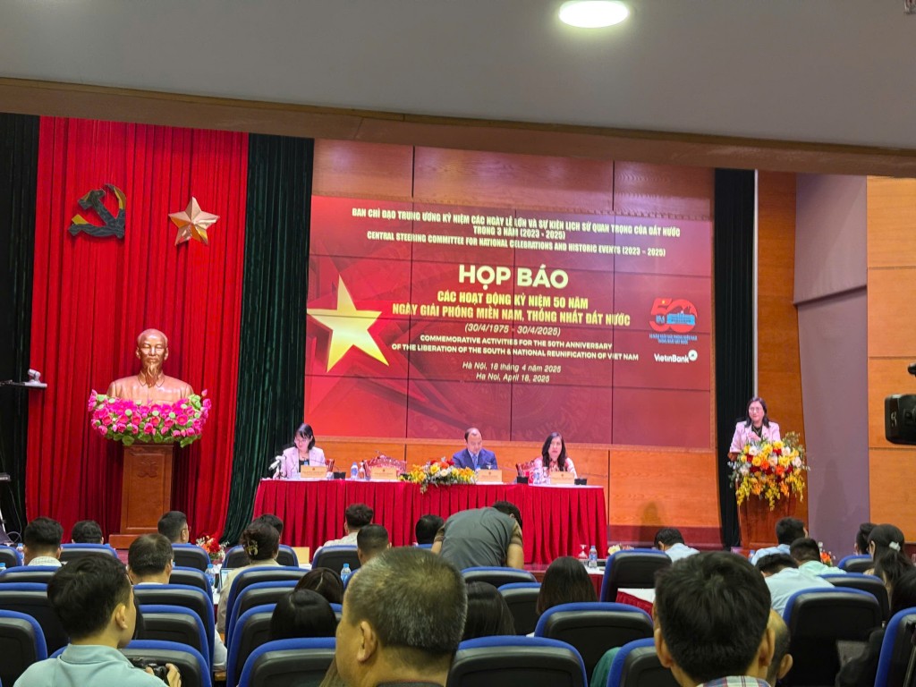 Phó trưởng ban Tuyên giáo và Dân vận Trung ương Đinh Thị Mai phát biểu tại buổi họp báo