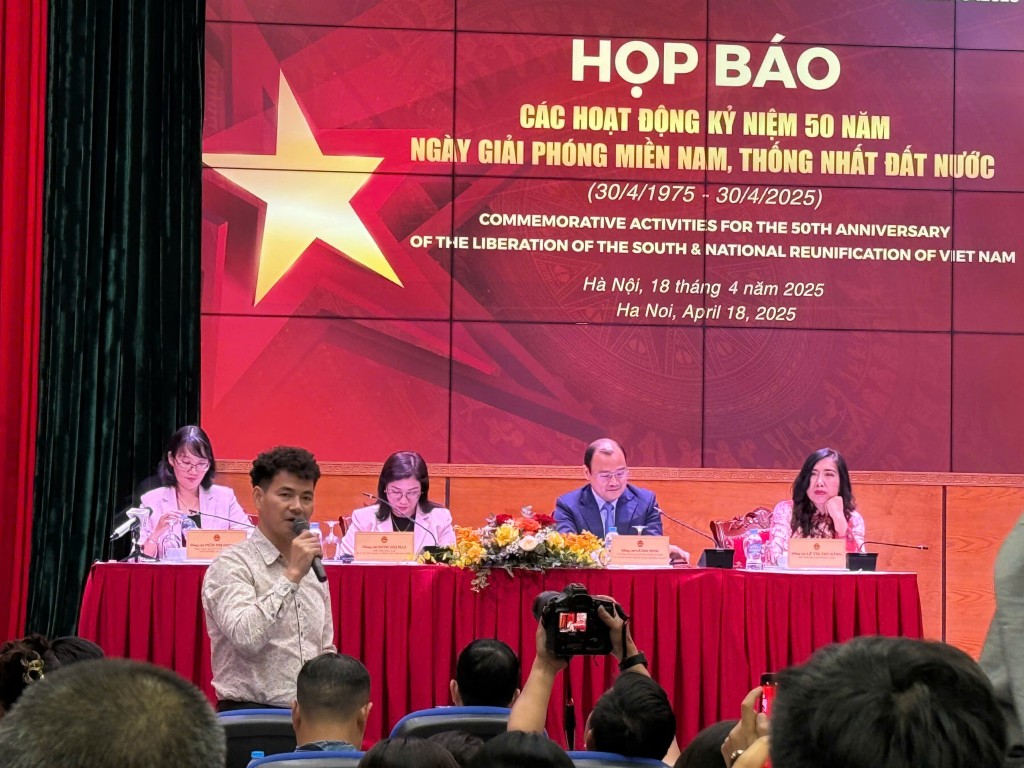 Nghệ sĩ Nhân dân Xuân Bắc thông tin tại buổi họp báo