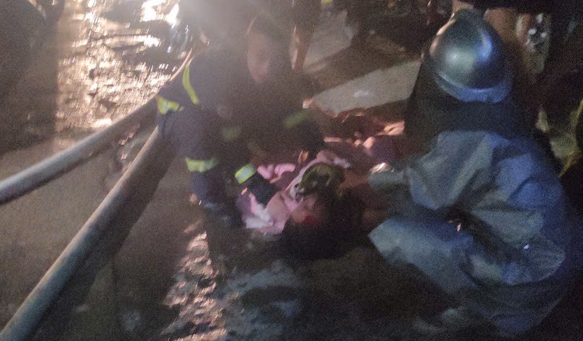 Lực lượng chức năng cứu sống 1 người (ảnh do người dân cung cấp)