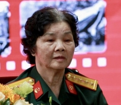 hoa khoi dai doi nu lai xe truong son ke chuyen thay nhip hut xang