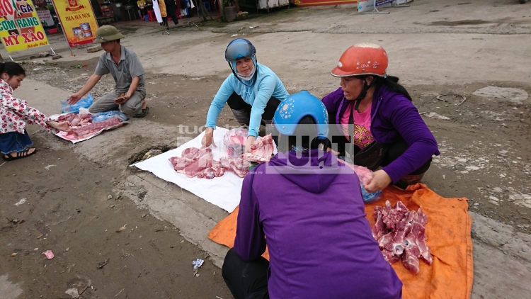 Thịt lợn không dấu kiểm dịch vẫn “tung hoành” trên vỉa hè quận Hà Đông