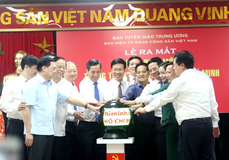 Đồng chí Võ Văn Thưởng nhấn nút phát mạng giao diện mới Trang Thông tin điện tử Hồ Chí Minh