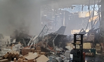 Tiêm kích F-16 mang vũ khí đâm thủng nóc nhà kho tại Mỹ