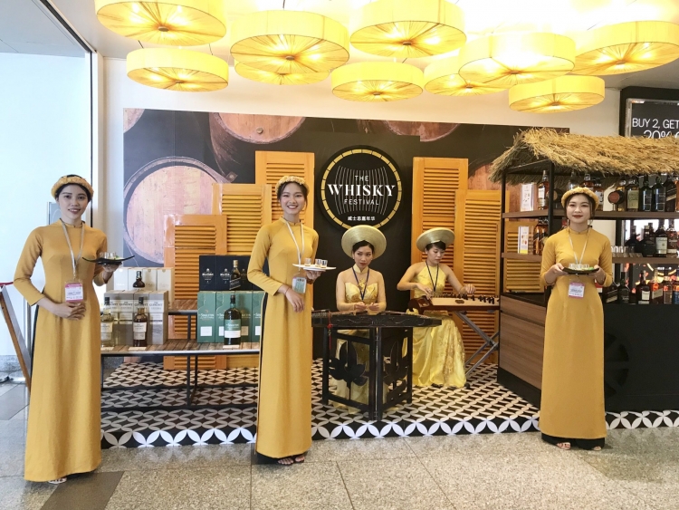 Nội Bài: Mời du khách trải nghiệm lễ hội thử nước hoa, mỹ phẩm, rượu Whisky