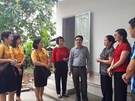 Khoa Ngân hàng: Bàn giao công trình vệ sinh cho học sinh vùng khó