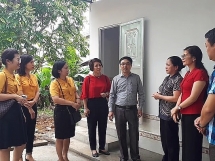 Khoa Ngân hàng: Bàn giao công trình vệ sinh cho học sinh vùng khó