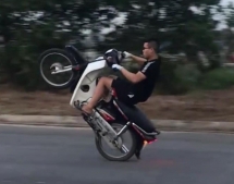Khoe clip "bốc đầu" xe máy trên facebook, nam thanh niên bị xử phạt