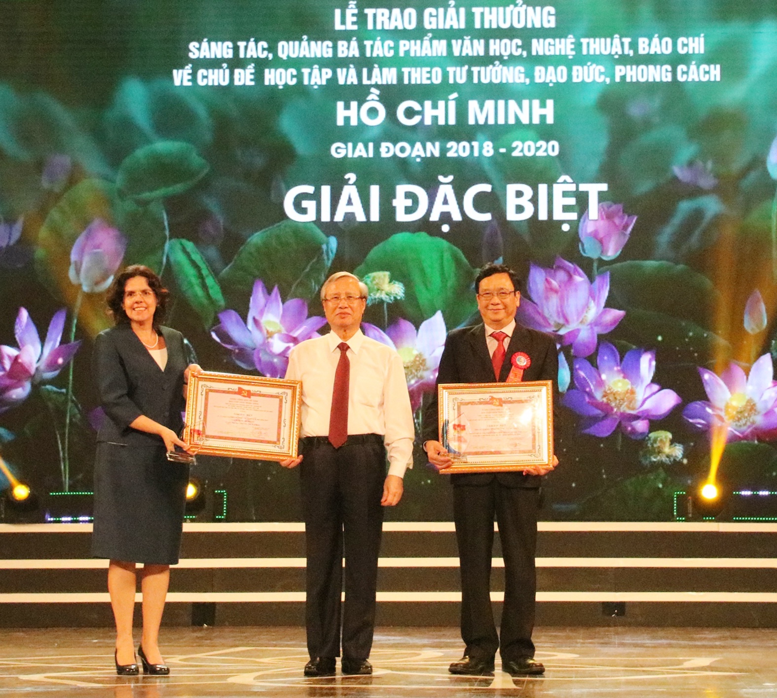 228 tac pham ve hoc tap bac duoc ton vinh trao thuong