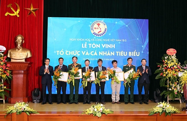 trao giai thuong ta quang buu nam 2020 va ton vinh cac to chuc ca nhan tieu bieu