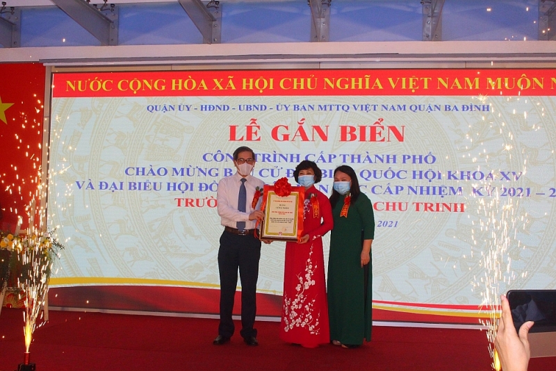 Hà Nội: Gắn biển 2 công trình trường học cấp thành phố chào mừng bầu cử