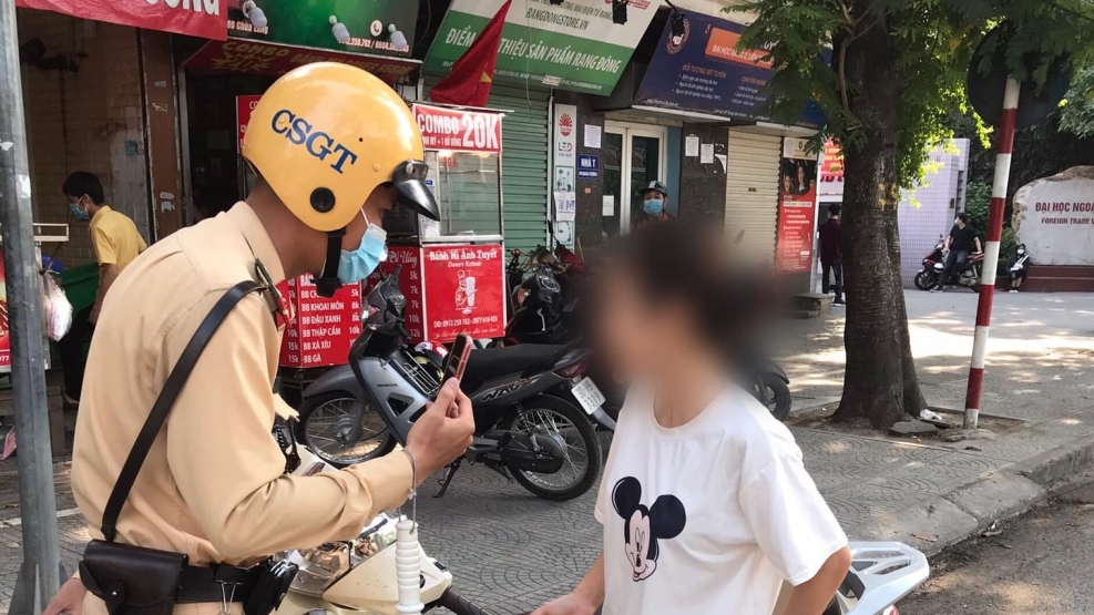 Thêm nhiều trường hợp không đeo khẩu trang bị cảnh sát giao thông xử phạt