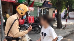 Thêm nhiều trường hợp không đeo khẩu trang bị cảnh sát giao thông xử phạt