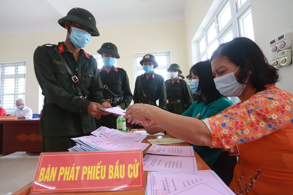 Hơn 370 chiến sĩ nghĩa vụ Công an TP lần đầu "gửi niềm tin vào lá phiếu" trong màu áo lính