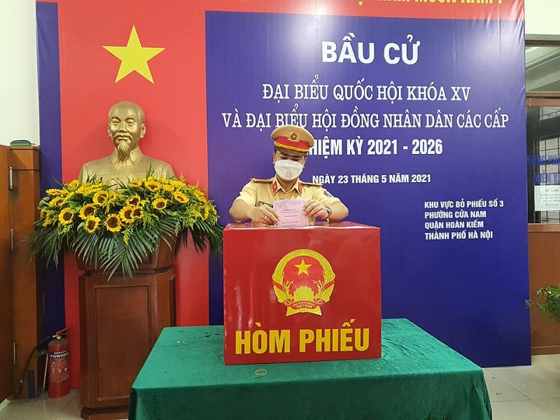 Đại tá Dương Đức Hải thực hiện quyền công dân tại khu vực bỏ phiếu số 3