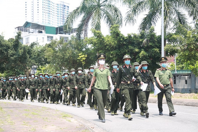 Các chiến sĩ Công an nghĩa vụ TP Hà Nội tập trung đi bỏ phiếu ngay từ đầu giờ chiều 23/5