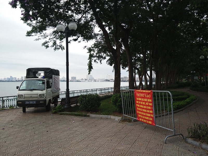 Công an phường Yên Phụ lập hàng rào trên đường Thanh Niên yêu cầu không tập trung đông người từ sáng sớm