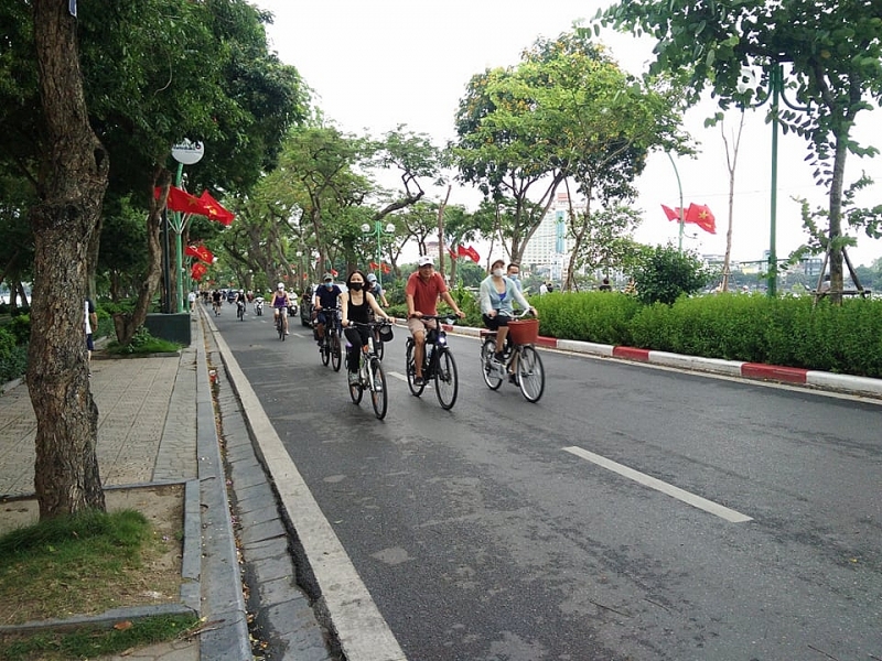 Nhiều người vẫn thiếu ý thức đạp xe tập thể dục trên đường Thanh Niên