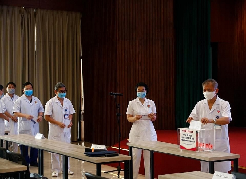 Tập thể cán bộ, nhân viên, người lao động Bệnh viện E hỗ trợ Bắc Ninh, Bắc Giang chống dịch