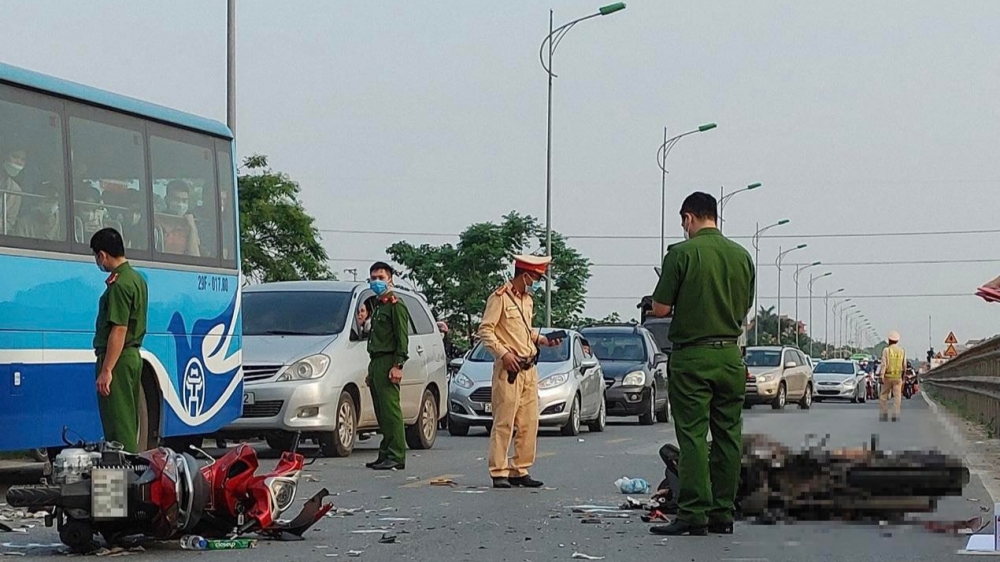 Hai người tử vong sau khi hai xe máy đấu đầu trên Quốc lộ 1A