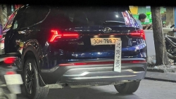 Xuất hiện hình ảnh một ô tô hai biển kiểm soát, một biển như sắp rơi khỏi thân xe