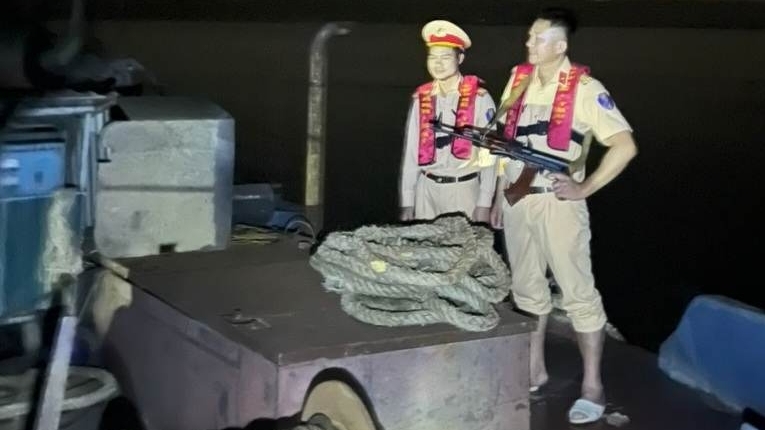 Nửa đêm bắt quả tang "cát tặc" trên sông Hồng