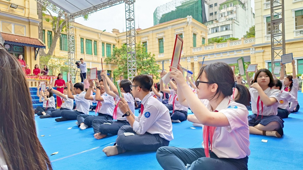 100 học sinh tiểu học, THCS tham gia phần thi Rung chuông vàng