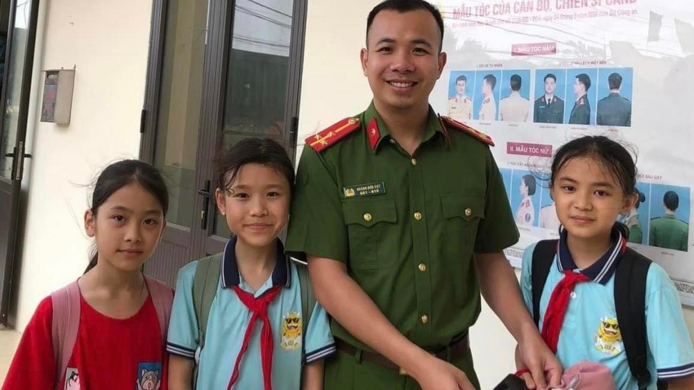 Biểu dương 3 học sinh lớp 5 ở Ba Vì không tham của rơi trả người bị mất