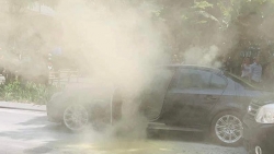 ha noi mot ngay hai chiec xe o to bmw tien ty va xe ford bat ngo boc chay