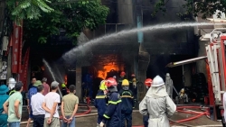 Hà Nội: Cháy lớn tại xưởng làm lốp ô tô, lan sang 3 căn nhà liền kề