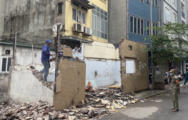 Thực hiện nhiệm vụ khó: Phường Bưởi phá dỡ công trình lấn chiếm vỉa hè