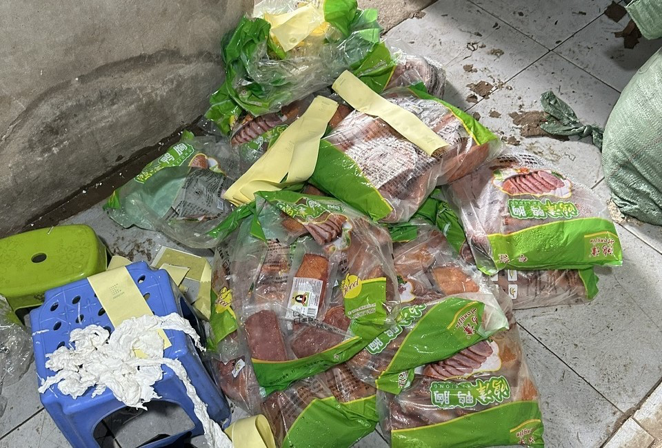 Hơn 1,5 tấn thực phẩm không rõ nguồn gốc tại cơ sở kinh doanh "chui" ở Thanh Oai