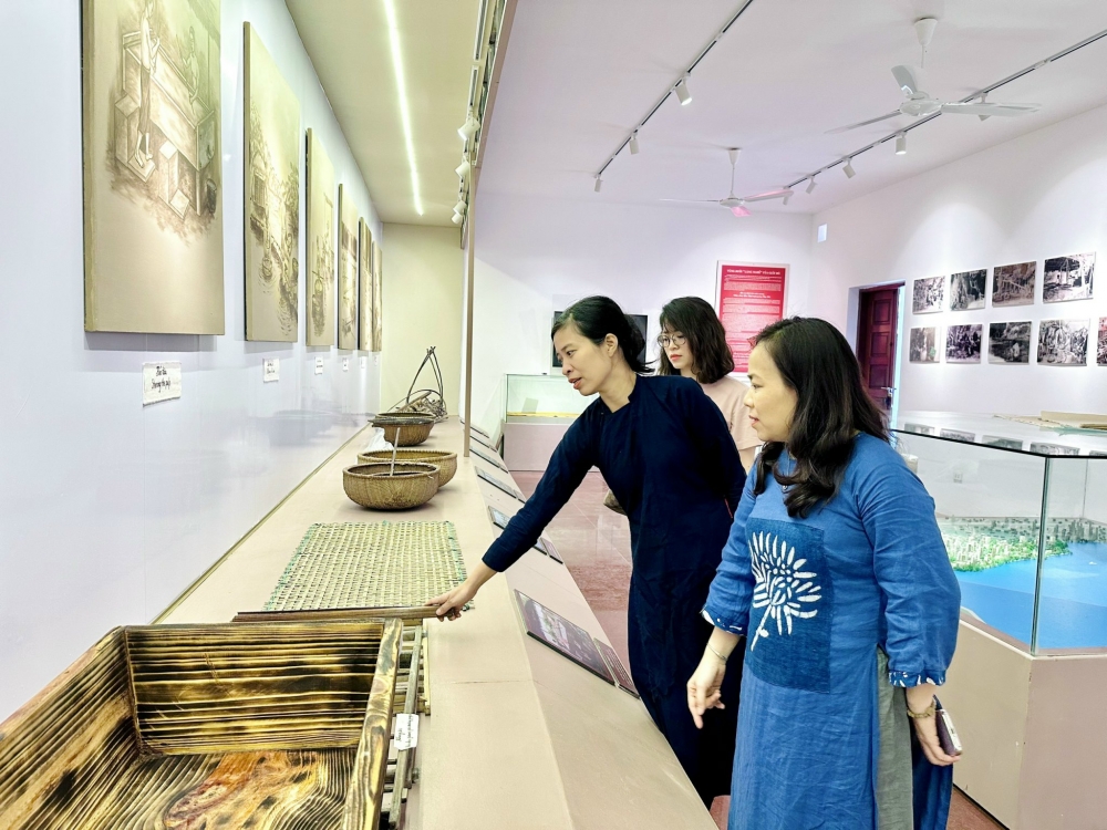 Du khách được tìm hiểu lịch sử nghề làm giấy Dó truyền thống làng Yên Thái xưa