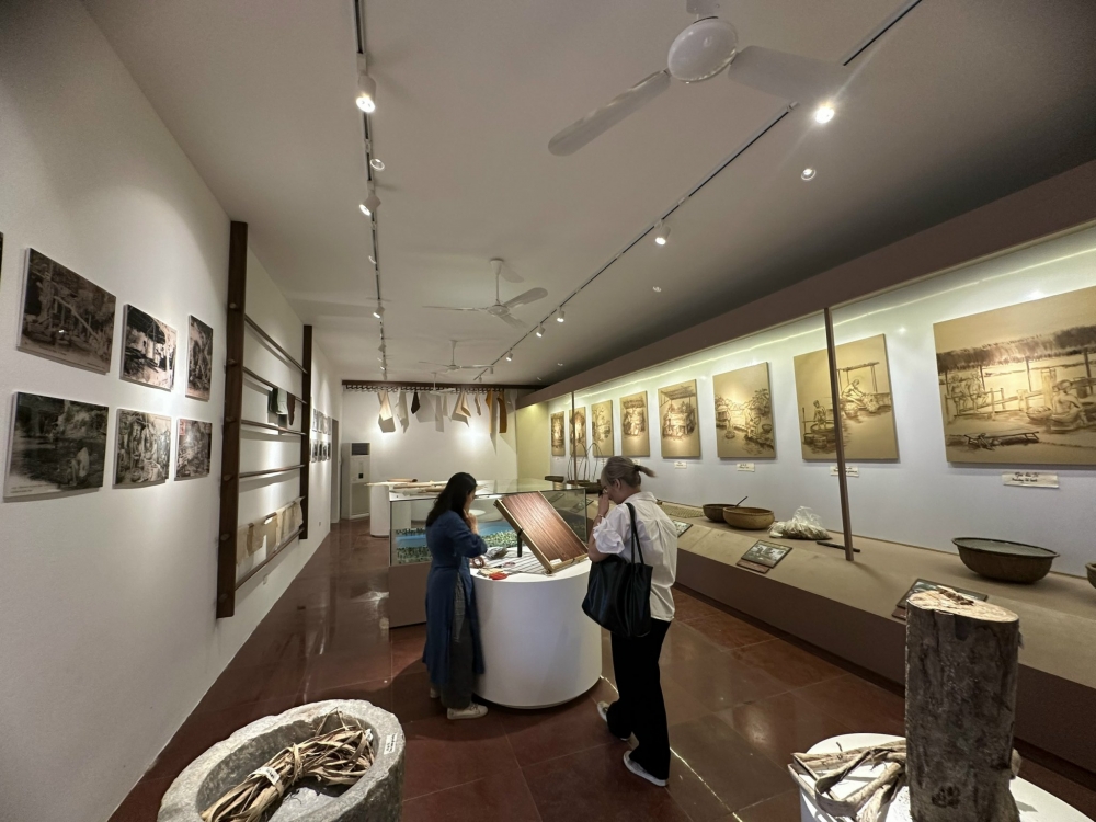 Không gian trưng bày, tìm hiểu lịch sử nghề truyền thống giấy Dó tại điểm đến văn hoá phường Bưởi