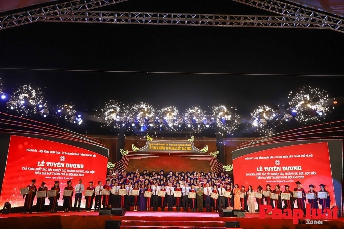 Hà Nội tuyên dương 96 Thủ khoa xuất sắc tốt nghiệp các trường đại học, học viện năm 2023. Ảnh: Khánh Huy