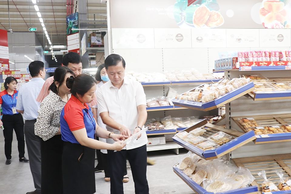 Đoàn kiểm tra liên ngành công tác ATTP số 1 của TP Hà Nội đã kiểm tra tại quận Hoàng Mai . Ảnh Hà Linh