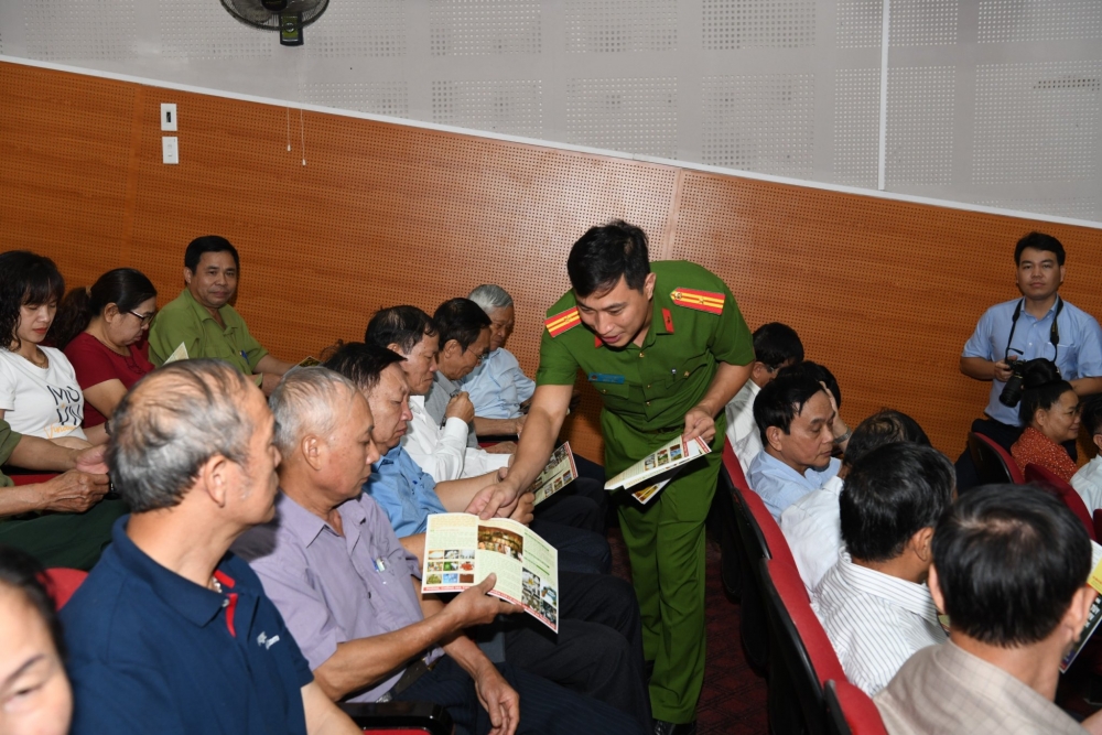 Bộ Công an tuyên truyền pháp luật, tặng quà gia đình chính sách tại Điện Biên