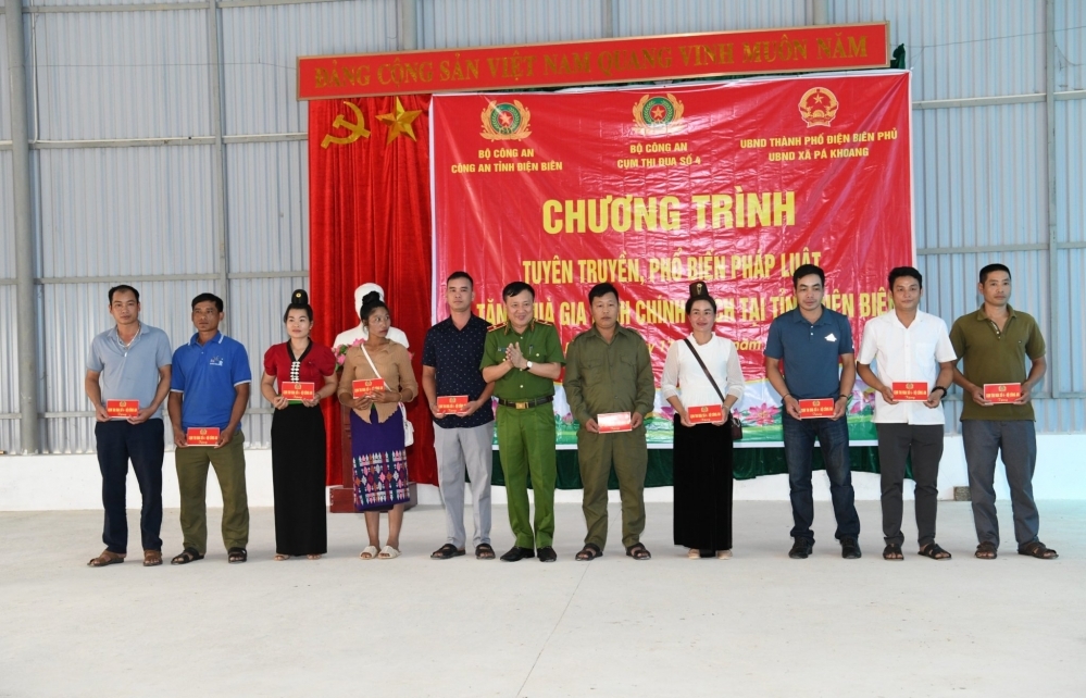 Bộ Công an tuyên truyền pháp luật, tặng quà gia đình chính sách tại Điện Biên