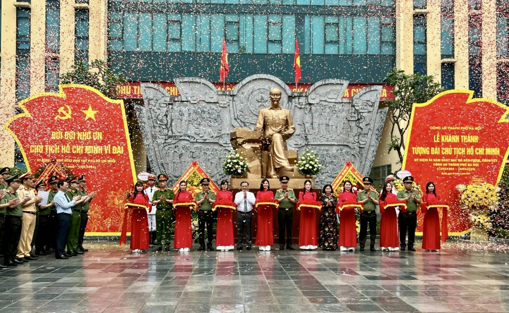 Các đại biểu cắt băng khánh thành tượng đài Chủ tịch Hồ Chí Minh và bức phù điêu Bác Hồ với Công an Thủ đô