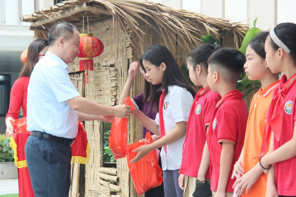 Đồng chí Nguyễn Lê Hoàng - Phó Bí thư Thường trực Quận ủy Tây Hồ trao quà cho học sinh tại buổi lễ phát động