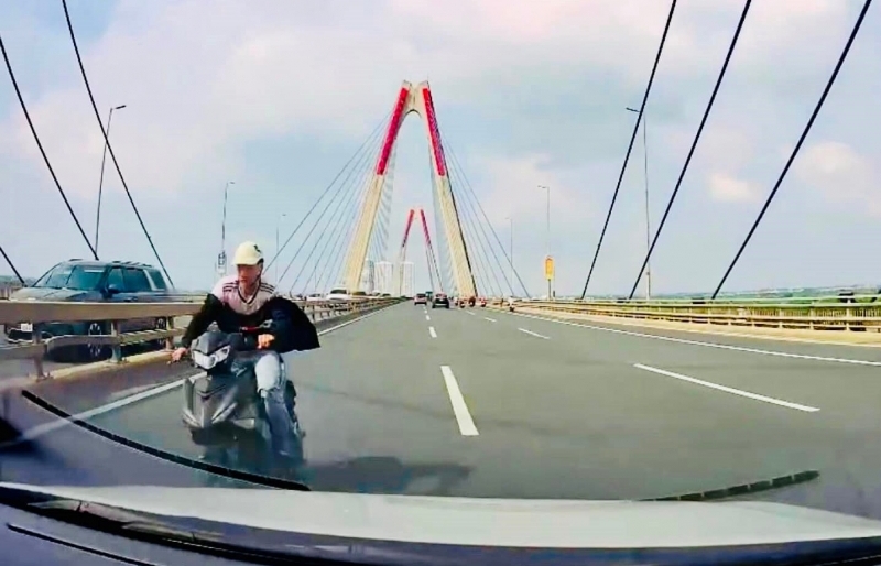 Khởi tố thanh niên đi xe máy vào làn ngược chiều trên cầu Nhật Tân