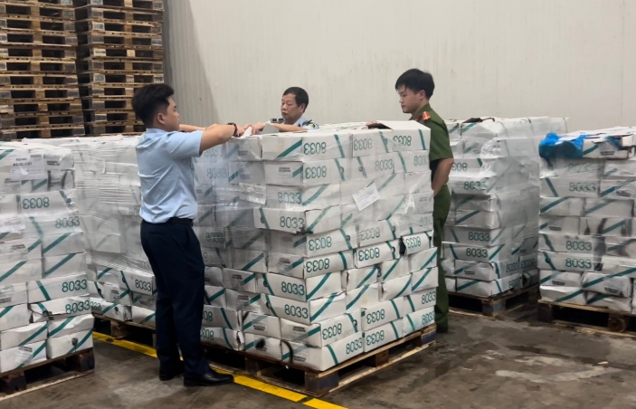 Thu giữ hơn 11 tấn thực phẩm bẩn trong kho đông lạnh ở Mê Linh