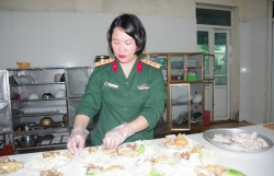 quan hoang mai ha noi nguoi vo linh ao xanh viet tiep uoc mo cua chong