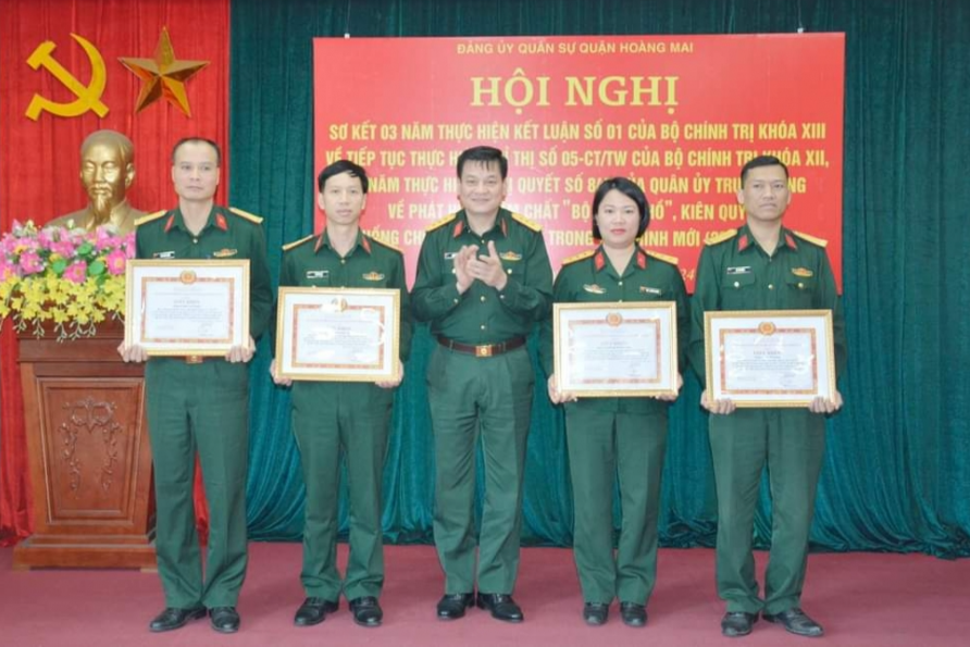 Đồng chí Đỗ Thị Huyền Châm (thứ 2 từ phải qua) nhận khen thưởng trong học tập và làm theo tư tưởng, đạo đức, phong cách Hồ Chí Minh và Nghị quyết 847-NQ/QUTW của Quân uỷ Trung ương năm 2024